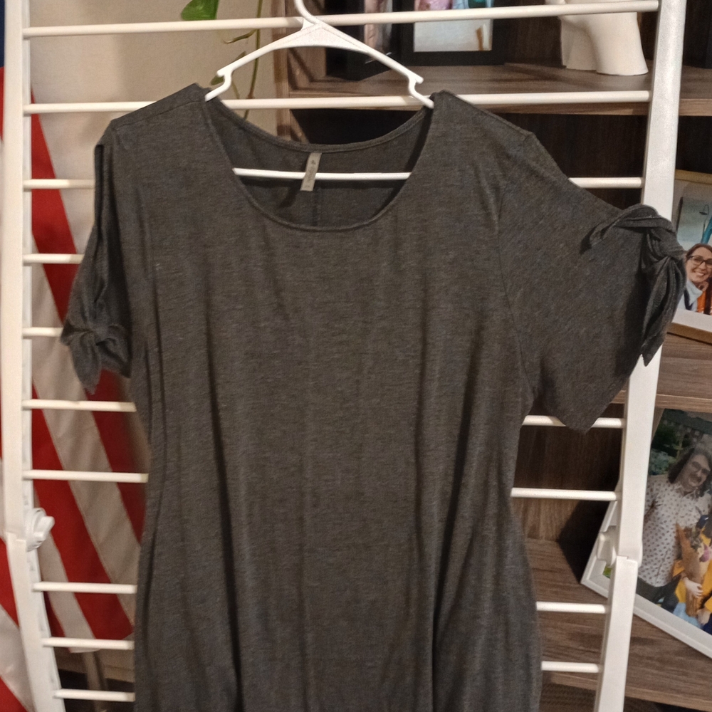 Women's Short Sleeve Knot-Sleeve Tee in Charcoal Gray